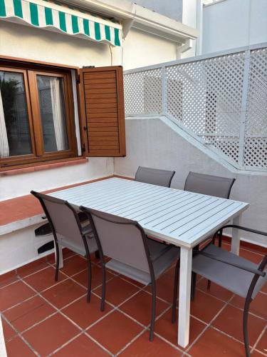 Chalet adosado en urbanización con precioso jardín