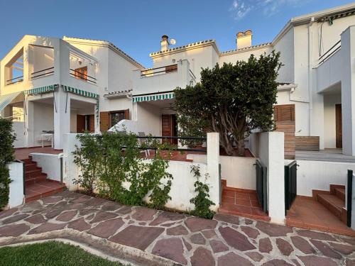 Chalet adosado en urbanización con precioso jardín