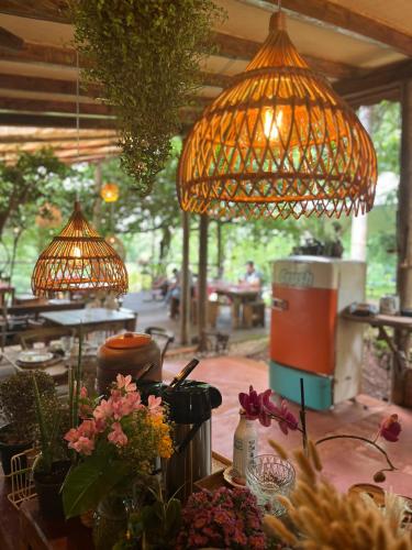 a table with flowers and lamps and lights at Hospedaria do Feno in Brotas