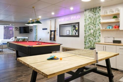a room with a ping pong table and a pool table at MtlVacationRentals - The Entertainer in Montreal
