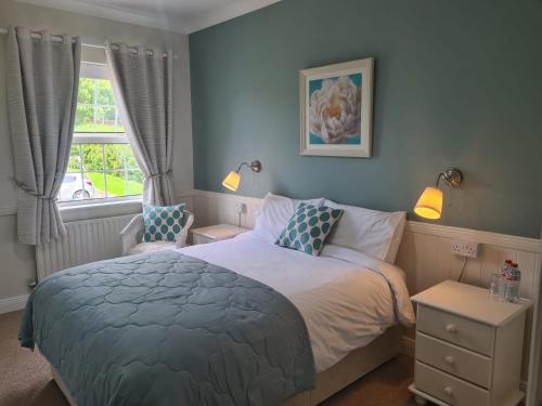 a bedroom with a bed and a window at Shannonside House N37HF67 in Athlone