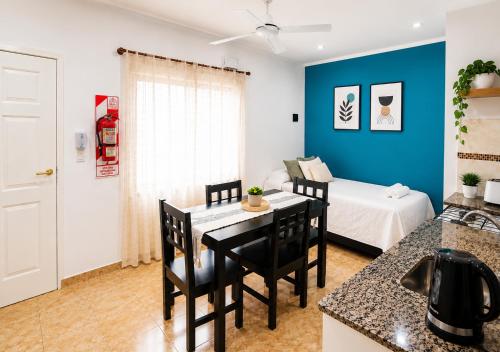 a kitchen and living room with a table and chairs at Apartamento Lo de Ana in Termas de Río Hondo