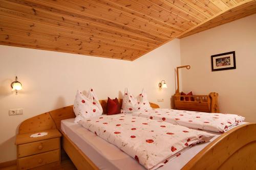 Ένα ή περισσότερα κρεβάτια σε δωμάτιο στο Häuslerhof