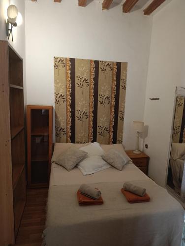 estudio muy centrico alicante , casco antiguo ,habitacion, salon comedor,pequeña cocina,baño ,balcon,air cond,