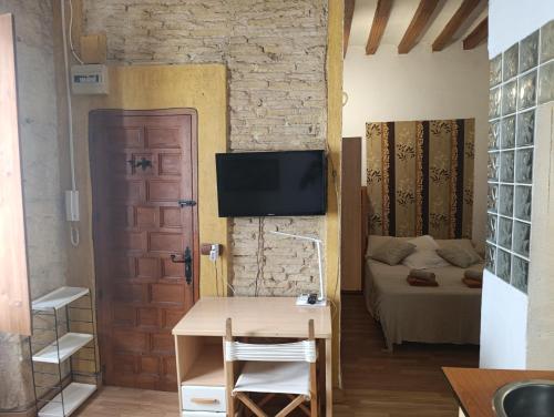 estudio muy centrico alicante , casco antiguo ,habitacion, salon comedor,pequeña cocina,baño ,balcon,air cond,