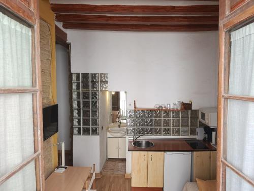 estudio muy centrico alicante , casco antiguo ,habitacion, salon comedor,pequeña cocina,baño ,balcon,air cond,