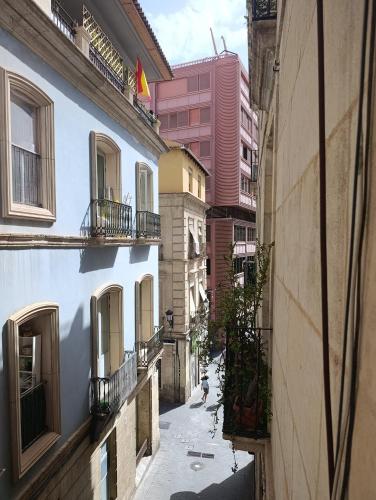 estudio muy centrico alicante , casco antiguo ,habitacion, salon comedor,pequeña cocina,baño ,balcon,air cond,