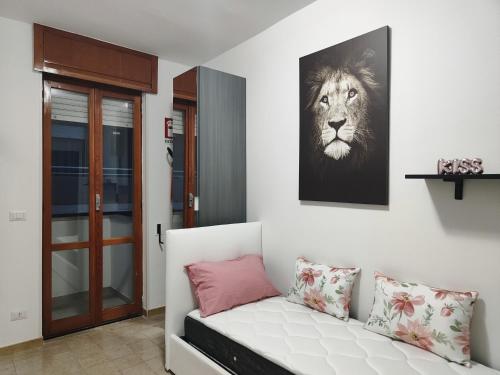 a living room with a couch and a picture of a lion at luxury studio in Gallipoli