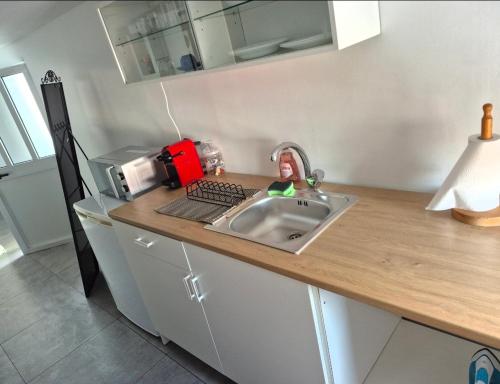 a kitchen counter with a sink and a microwave at T1 Amadora in Amadora