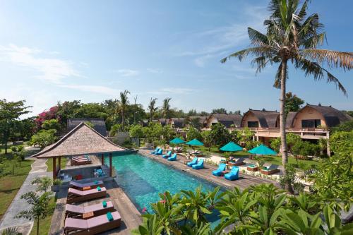 an aerial view of the pool at the resort at Vila Ombak in Gili Trawangan