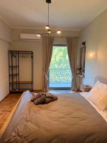 ein großes Bett in einem Schlafzimmer mit einem großen Fenster in der Unterkunft Skye collection in Tripolis