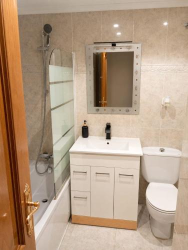 a bathroom with a toilet and a sink and a shower at Precioso apartamento de lujo in Torredembarra