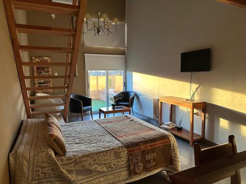 a bedroom with a bed and a desk and chair at Centro Apart in Villa Elisa