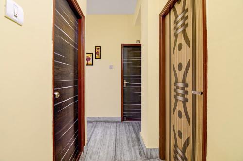 a hallway with a door leading to a room at Hotel O White Sapphire in Jādabpur