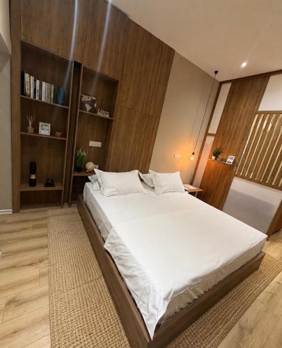 a bedroom with a large white bed in a room at Le Onde Studio in Durrës