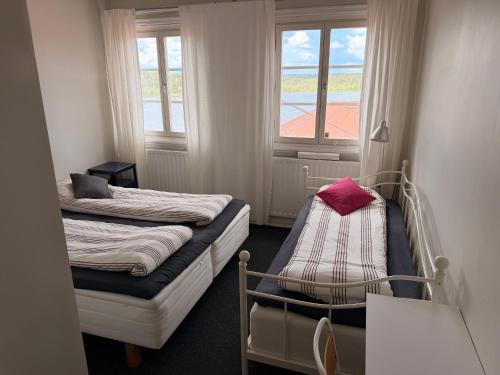 a bedroom with two beds and a window at Trehörna Wärdshus & Hotell in Trehörna