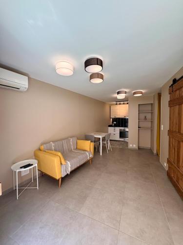 Sunny Terrace Apartment