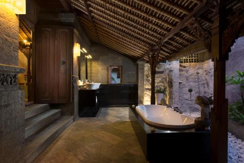 Ванная комната в Alindra Villas & Spa