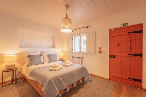 a bedroom with a bed with towels on it at Cerca do Sul in Brejao