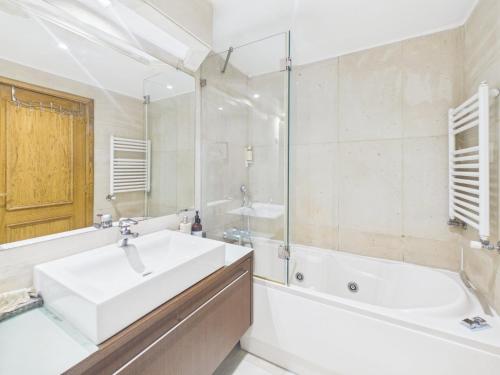 2BR w/ Balcony – Heart of Cascais | By Airnest