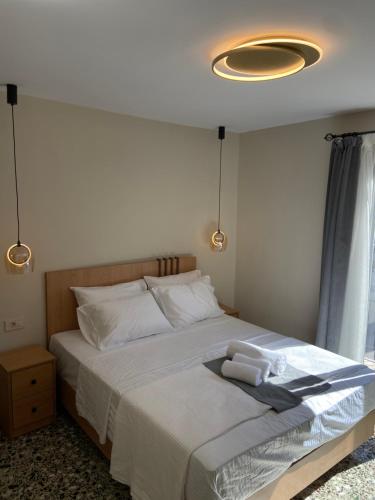 ein Schlafzimmer mit einem Bett, auf dem zwei Handtücher liegen in der Unterkunft Old Parga Studios in Parga