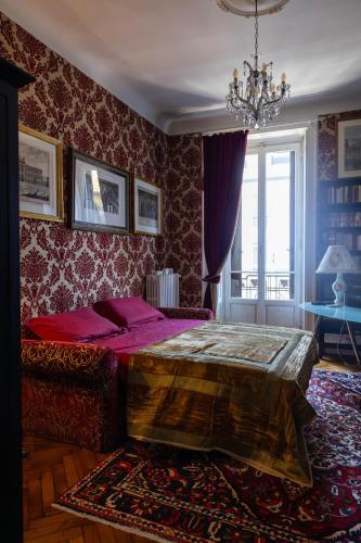 Charming Elegant Room in Historic Art Nouveau Building, Central Milan