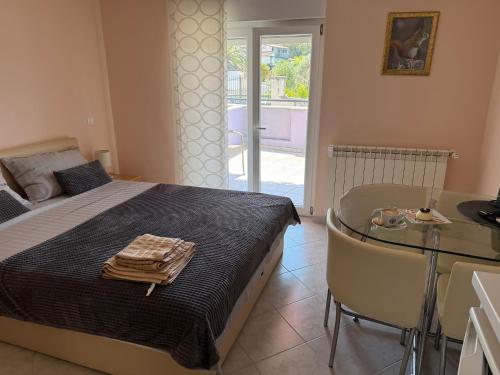 a bedroom with a bed and a table and a glass table at ApartHotel Viola in Pula