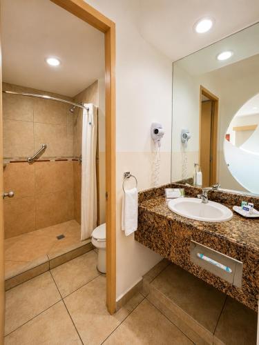 a bathroom with a sink and a shower and a toilet at Hotel Magico Inn in Cuautla Morelos