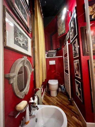 Charming Elegant Room in Historic Art Nouveau Building, Central Milan