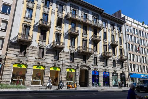 Charming Elegant Room in Historic Art Nouveau Building, Central Milan