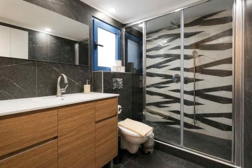 a bathroom with a shower and a toilet and a sink at Barak Royal suites VIP 46 - חמש דקות מהים ומהטיילת in Eilat