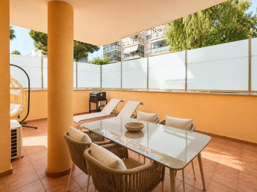 Apartamento con terraza y piscina en Puerto Marina - MISTRAL
