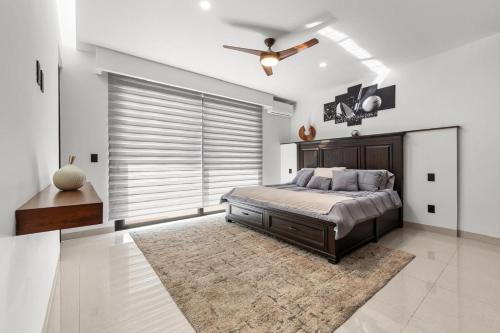 a bedroom with a bed and a ceiling fan at Anthus Flamingos Condominio 301 in Bucerías