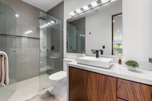 a bathroom with a sink and a toilet and a shower at Anthus Flamingos Condominio 301 in Bucerías