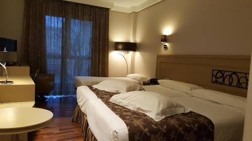 Posteľ alebo postele v izbe v ubytovaní Cumbria Spa Hotel 3* Sup