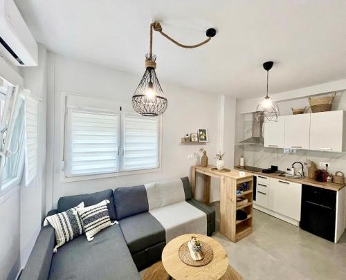 Level up - A Duplex , Modern 2-Level Apartment -Parking available for a small car or easy street parking in the neighborhood