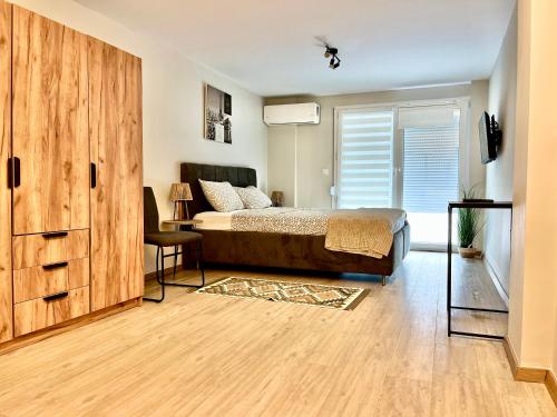 Level up - A Duplex , Modern 2-Level Apartment -Parking available for a small car or easy street parking in the neighborhood