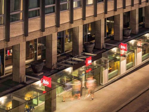 an overhead view of a building with people walking outside at Ibis Den Haag City Center in The Hague