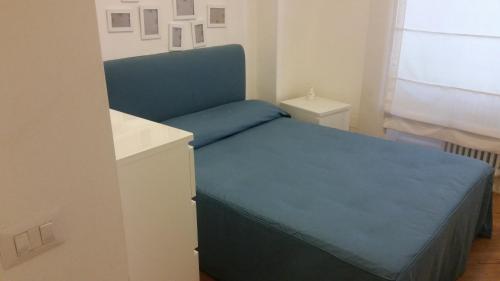 Un pequeño dormitorio con una cama azul en una habitación en Casa Allegra en Nápoles