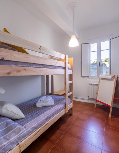 a bedroom with two bunk beds in a room at Casa Raxón Ferrol in Ferrol