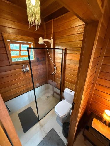 an overhead view of a bathroom with a toilet at VENTO A GOSTO Chalet - Atins in Atins