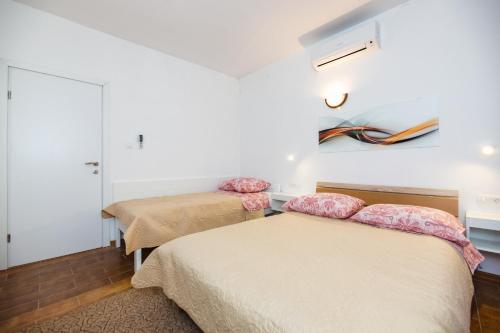 Apartments with parking space Kastel Stafilic, Kastela - 27426