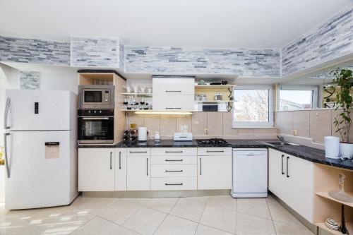 Apartments with parking space Kastel Stafilic, Kastela - 27426