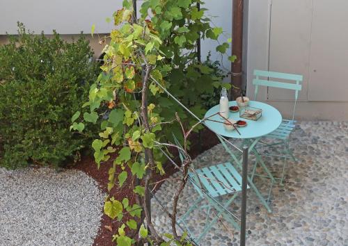 a small table and a chair next to a tree at Dos del Sul in Roe
