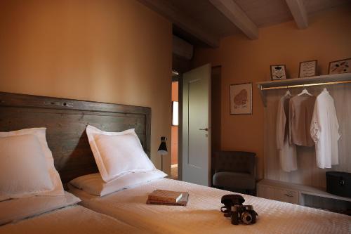 a bedroom with a bed with a camera on it at Dos del Sul in Roe