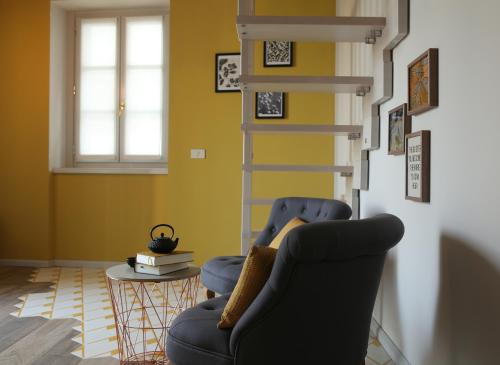 a living room with two chairs and a spiral staircase at Dos del Sul in Roe