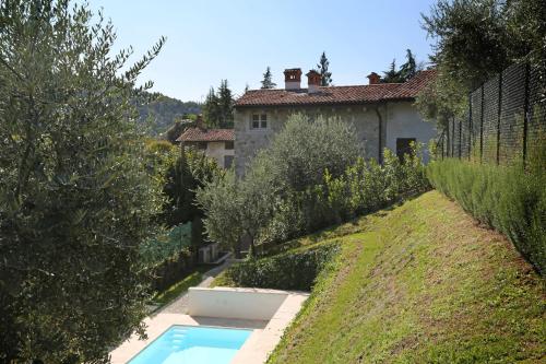 a garden with a swimming pool and a house at Dos del Sul in Roe