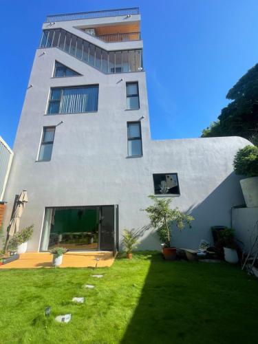 a large building with a lawn in front of it at Shan Da Ke Qi Min Su in Zhonghe