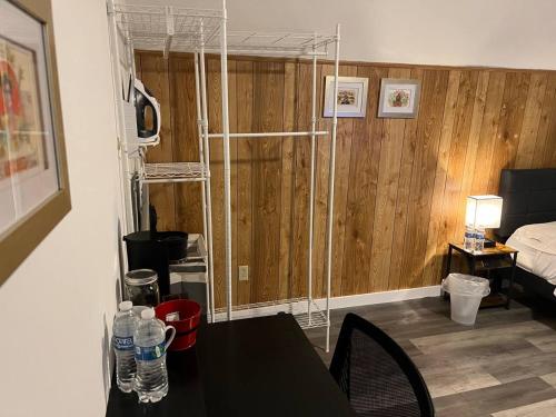 a living room with a glass shower and a table at Stay with Jay - Mapa Suite Cleveland in Cleveland