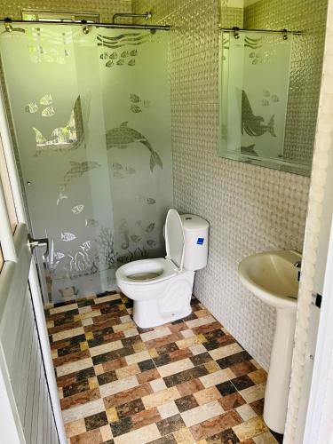a bathroom with a toilet and a sink at Finca Lantana Oficial in Villeta